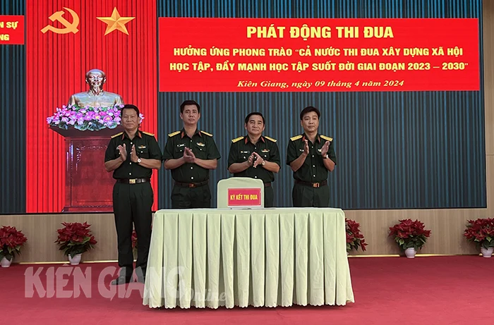 Lực lượng vũ trang Kiên Giang hưởng ứng phong trào thi đua xây dựng xã hội học tập